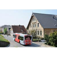 8050_2843 Hauptstrasse mit Autobus im Hamburger Stadtteil Cranz. | 